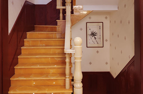 清水中式别墅室内汉白玉石楼梯的定制安装装饰效果